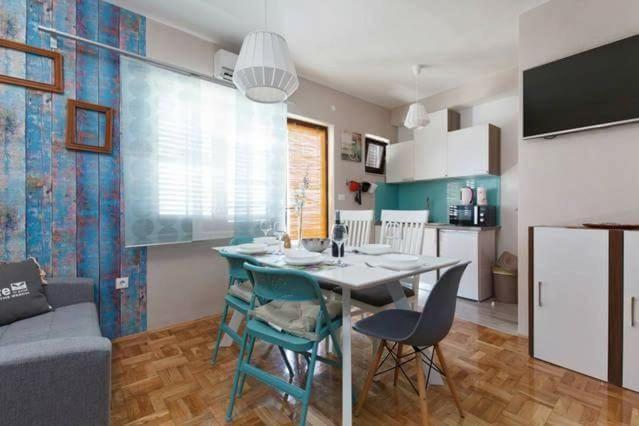 TV a/nebo společenská místnost v ubytování Apartments Romantica