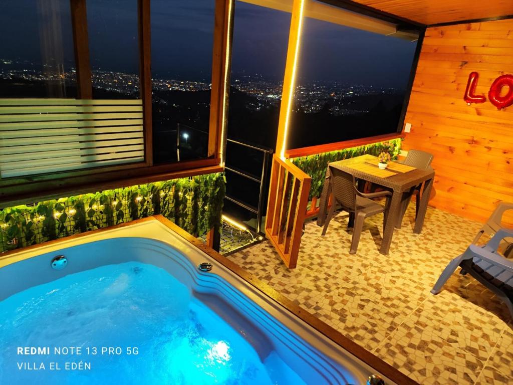 Bazén v ubytování Glamping NOVA VILLA EL EDEN nebo v jeho okolí