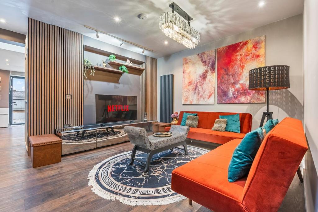 Posezení v ubytování Long-Stay Ready in N14 Modern House, sleeps 8