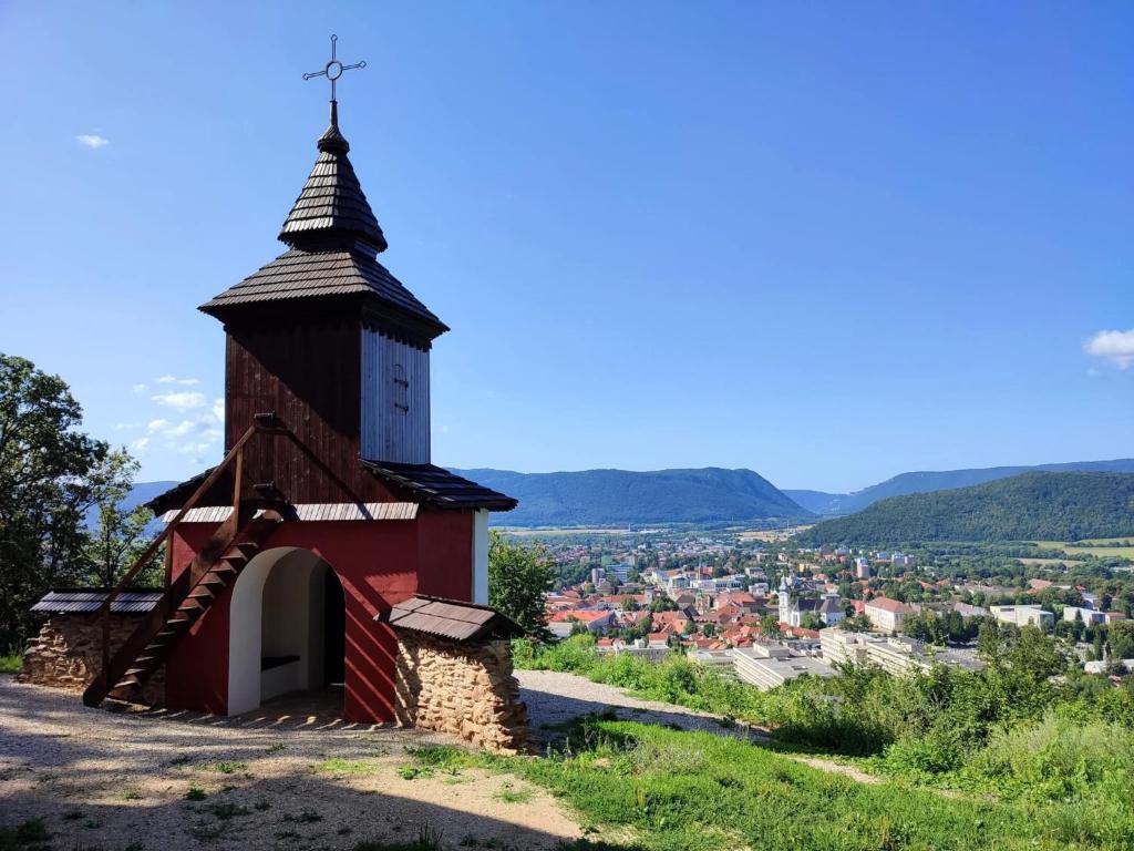 罗日尼亚瓦Apartmán Zuzka Rožňava的山边的小教堂