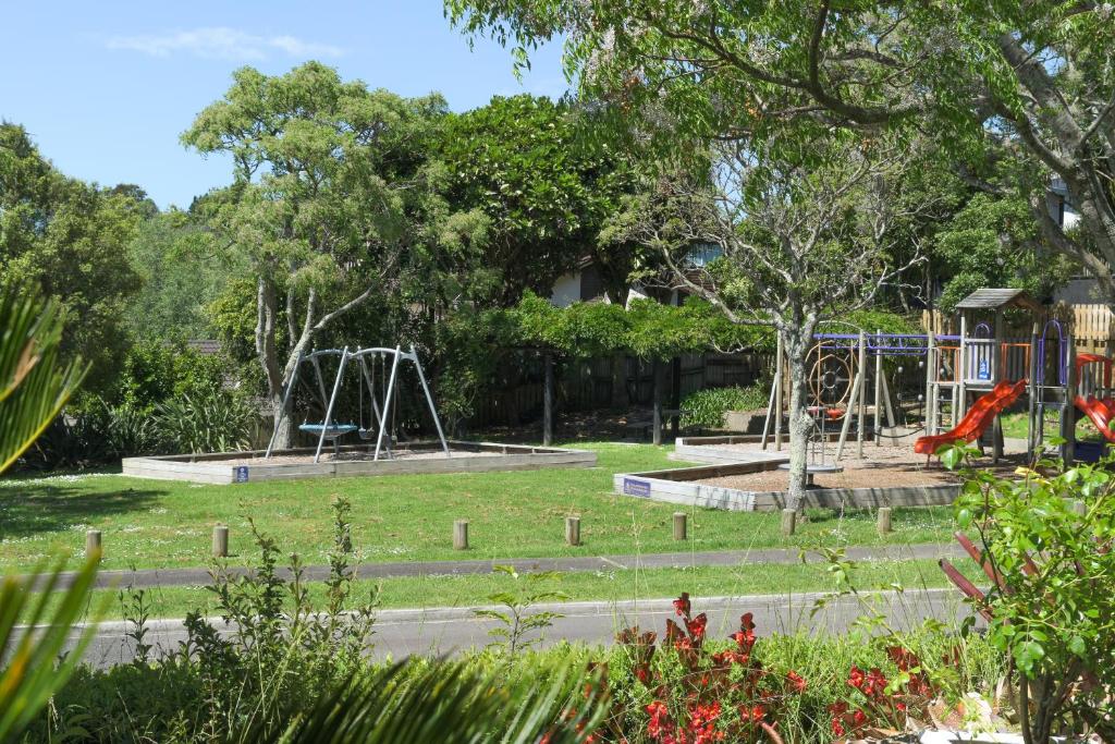 un parco con due altalene e un parco giochi di Parnwell Cottage a Ohauiti