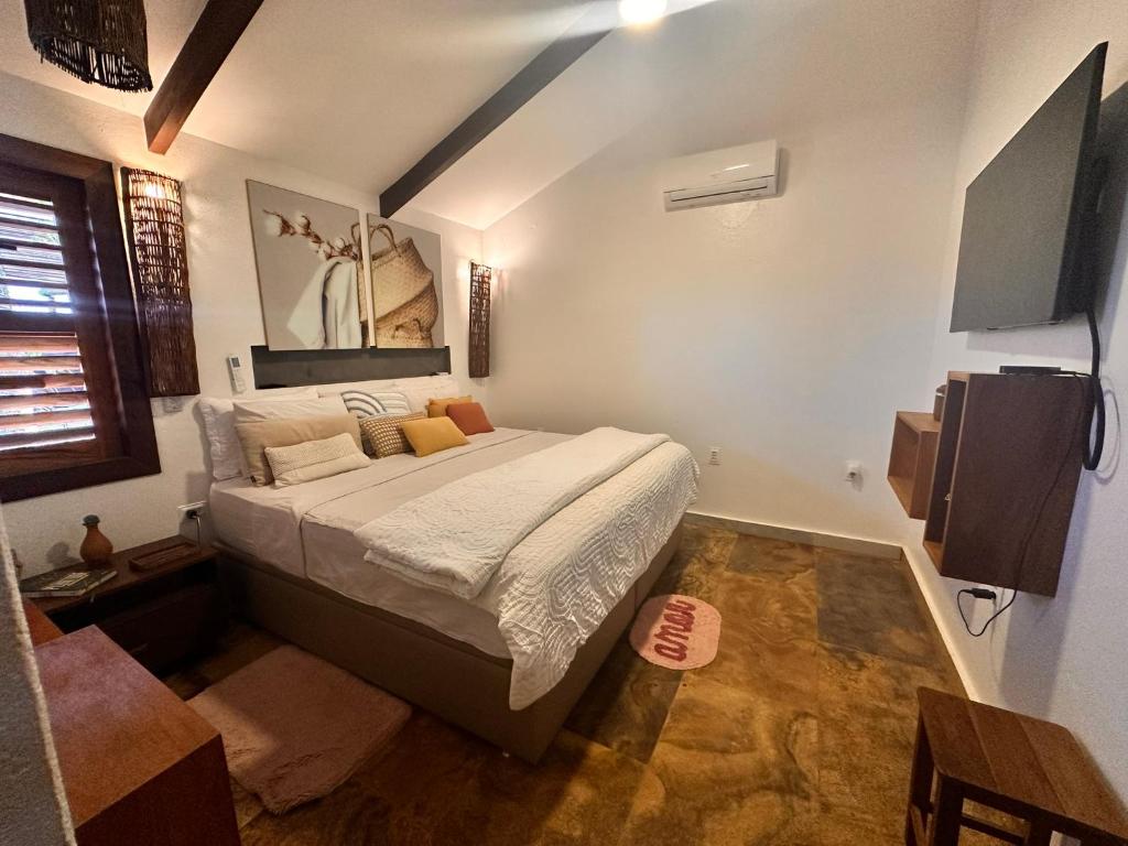ein Schlafzimmer mit einem großen Bett in einem Zimmer in der Unterkunft Refúgio prea in Cruz