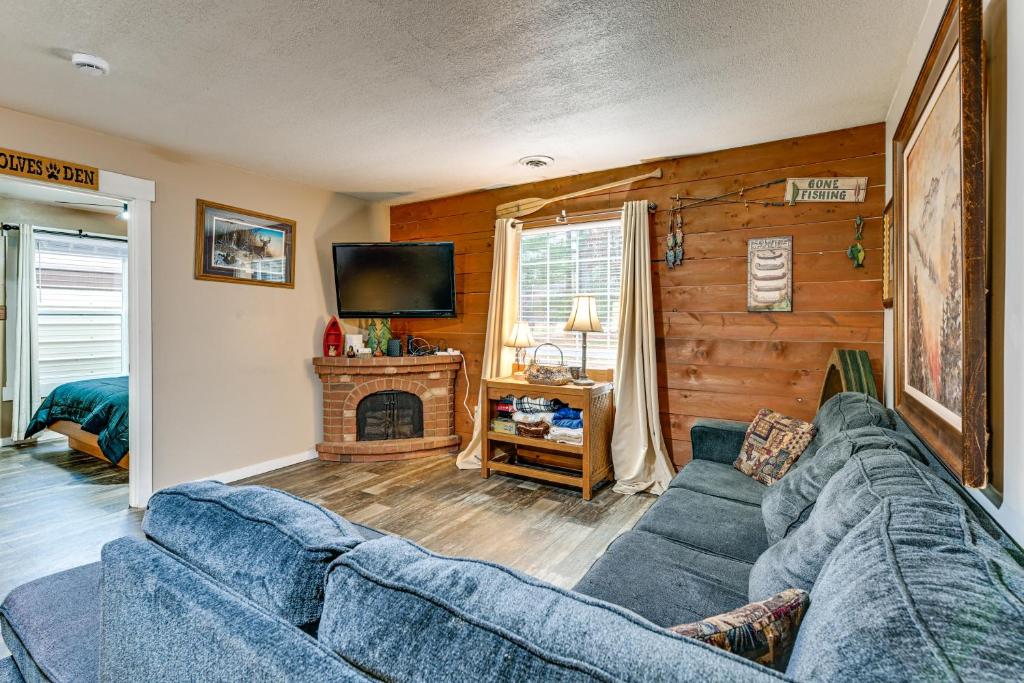 ein Wohnzimmer mit einer blauen Couch und einem Kamin in der Unterkunft Ride-InandRide-Out Getaway Less Than 1 Mi to Lake Arbutus in Hatfield