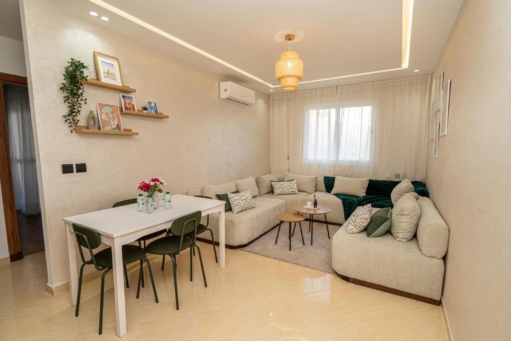 Χώρος καθιστικού στο COZY STAY, Near Airport, IPTV, Air Conditioning 11min STADIUM