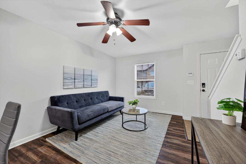 Et opholdsområde på Cozy 2BR getaway with modern comfort