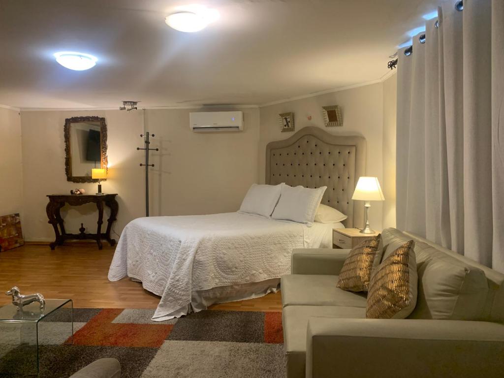 Un pat sau paturi într-o cameră la Habitación Deluxe Acogedora Elsita