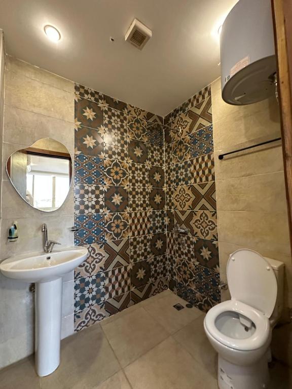 un baño con inodoro y lavabo en Anyma Pyramids View Inn, en El Cairo