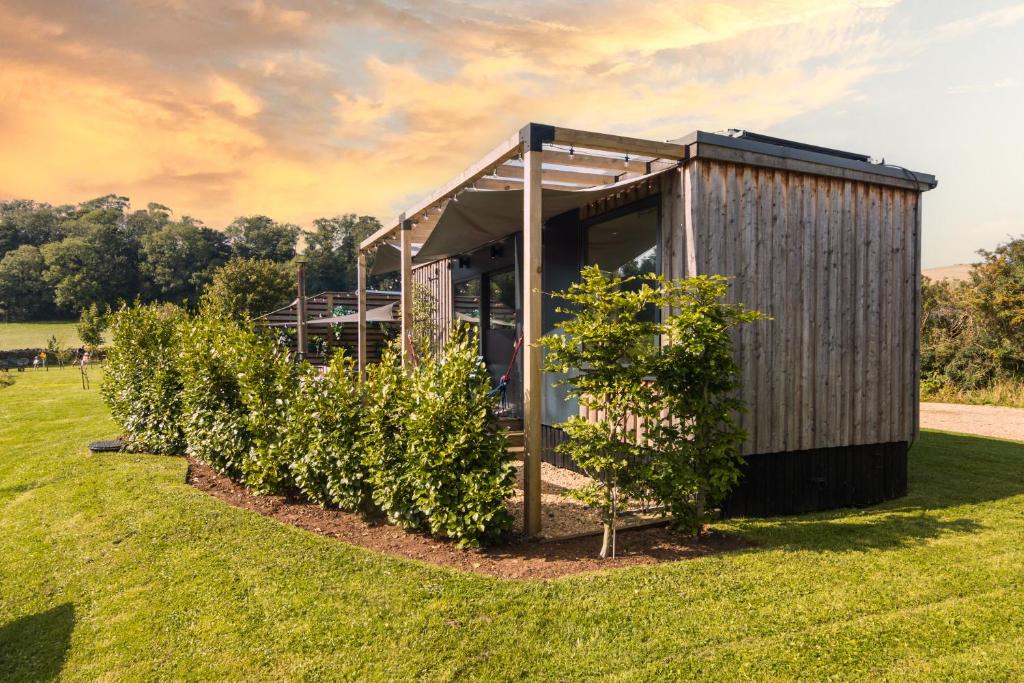 Un jardín fuera de The Reef - Unique Hot Tub Cabin in Millport