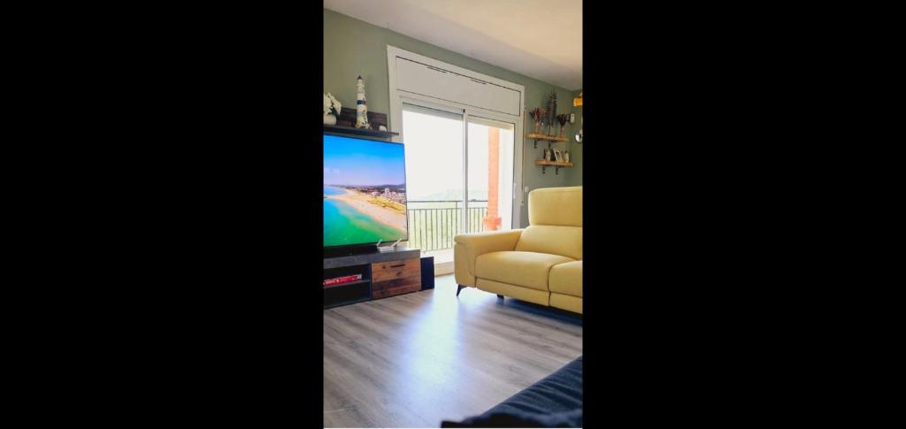 Een TV en/of entertainmentcenter bij Casa con mucha luz natural
