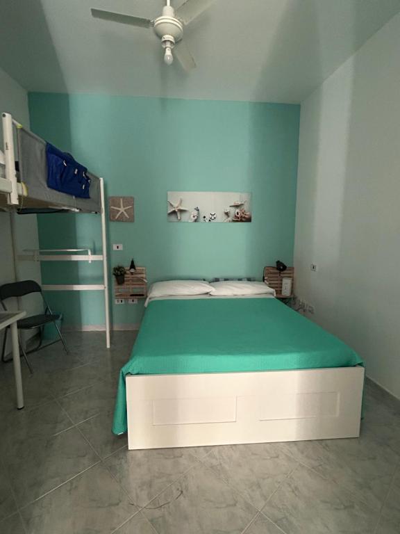 Ένα ή περισσότερα κρεβάτια σε δωμάτιο στο il suono della conchiglia