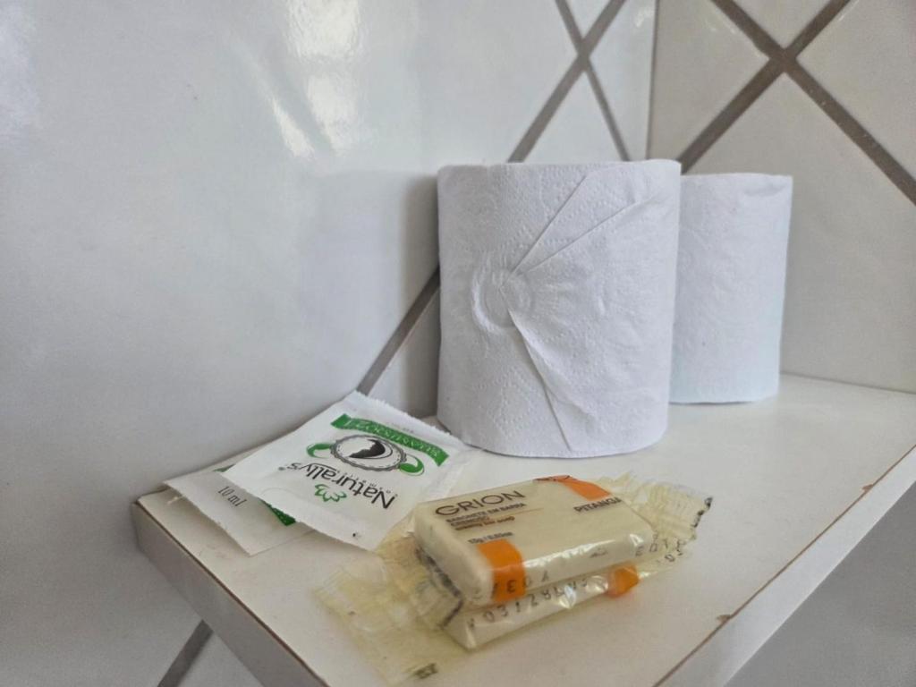 een toonbank met toiletpapier en een pakje adobeadobeadobeadobeadobeadobeadobe bij Hotel Danubio in Cuiabá