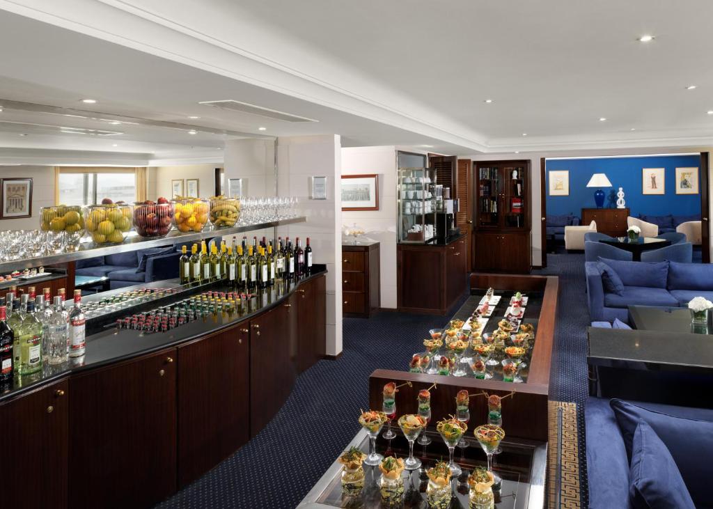 un bar en un hotel con botellas de vino en Athenaeum Intercontinental by IHG, en Atenas