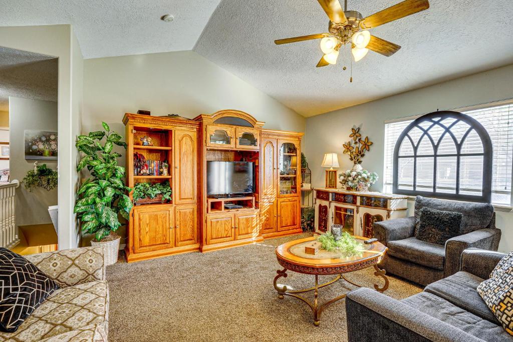 Khu vực ghế ngồi tại 3,500-Sq-Ft Holiday Gem with Game Room in Heber City