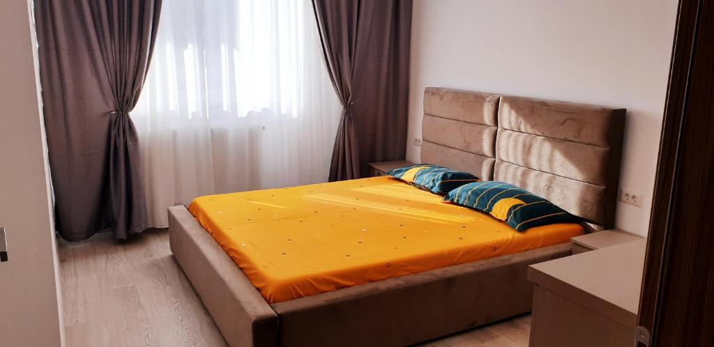 een bed met twee kussens erop in een kamer bij ApartDecebal in Craiova
