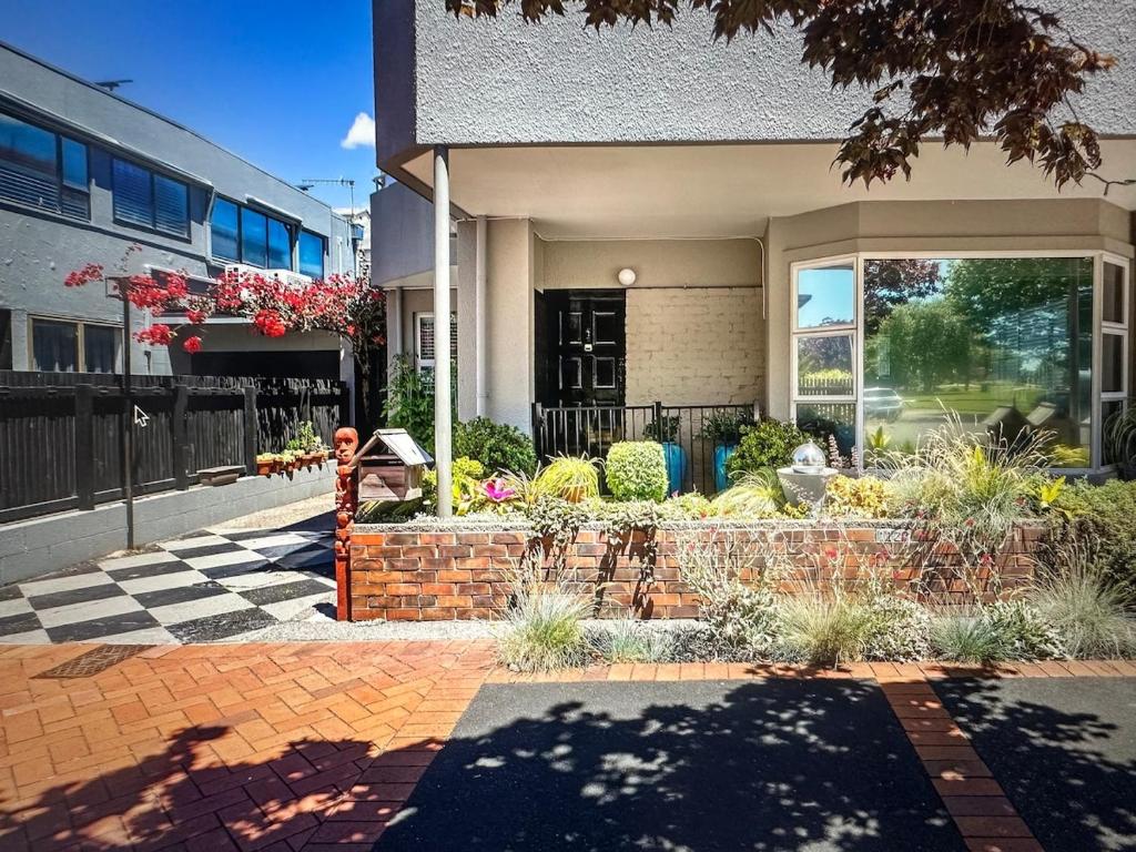 En have udenfor A Village Green Getaway