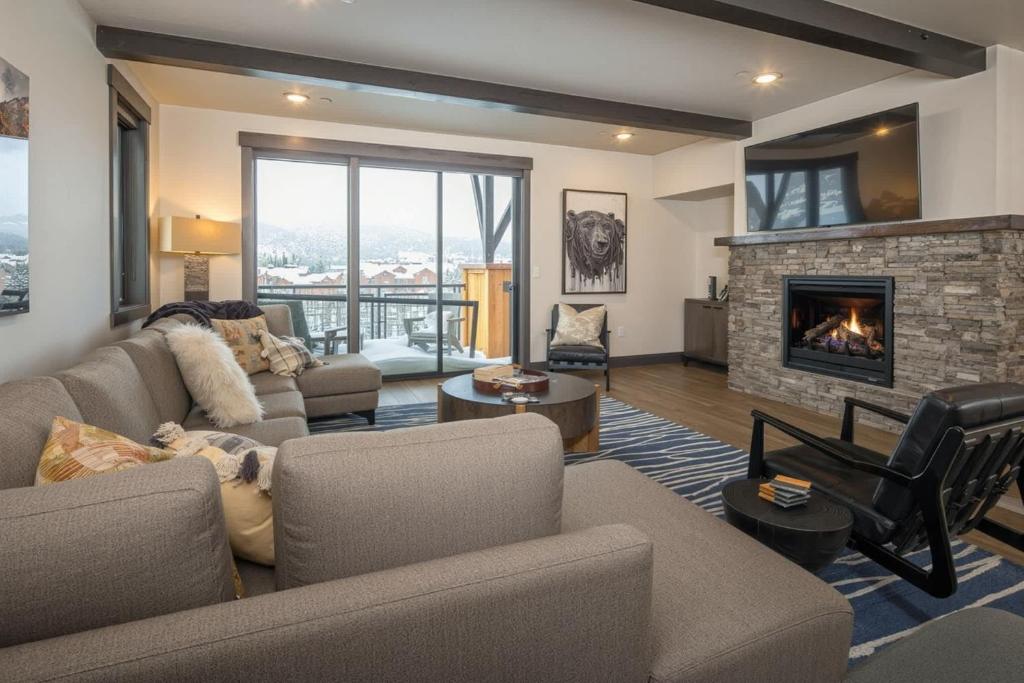 大天山村Big Sky Getaway Lone Peak Views Shared Hot Tub的带沙发和壁炉的客厅