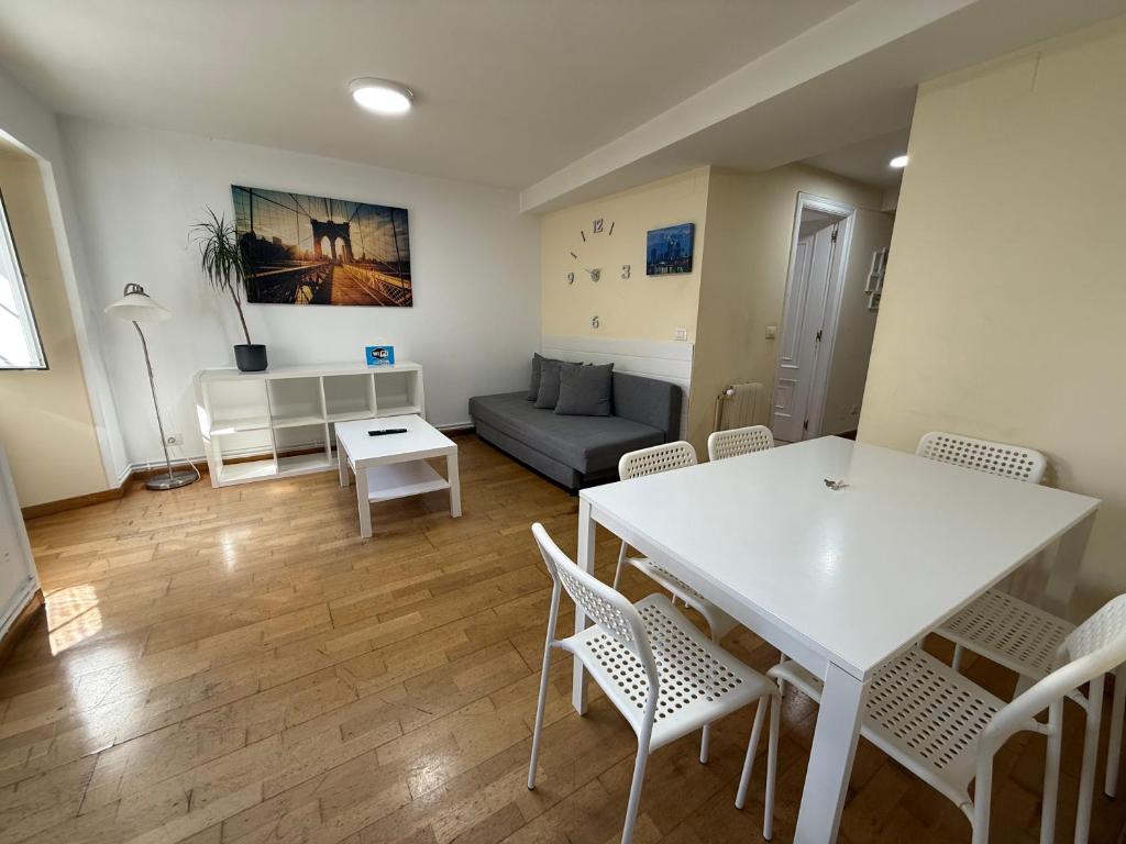 a living room with a white table and chairs at SP 43 Vut in Lugo