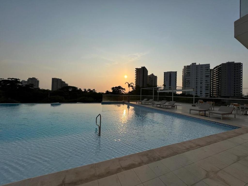ein großes Schwimmbad mit einer Skyline der Stadt im Hintergrund in der Unterkunft Edificio Ocean Club in Santa Marta