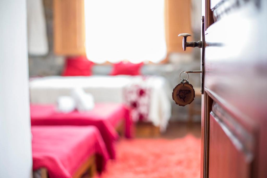 Ένα ή περισσότερα κρεβάτια σε δωμάτιο στο Πατρικό ολόκληρος ξενώνας entire stone guesthouse