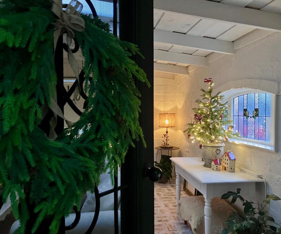 una sala de estar con un árbol de Navidad y una mesa en Cosy, romantic, private cottage, close to all & pet friendly, en Healesville