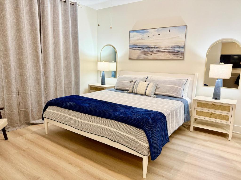 Ένα ή περισσότερα κρεβάτια σε δωμάτιο στο A Brand New Coastal Escape, 1 Mile to Downtown