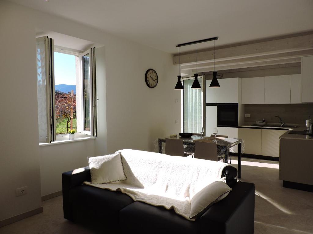 a living room with a bed and a kitchen at L'Ora del Bianco in Nave San Felice