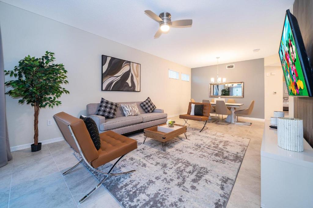 基西米3131-108FV STOREY LAKE, CONDO 3/2 LAKE VIEW的客厅里有一张沙发和一台电视