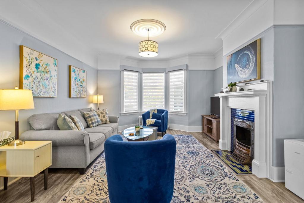 Χώρος καθιστικού στο 1942 Boathouse Harbour Views 2Bd Parking