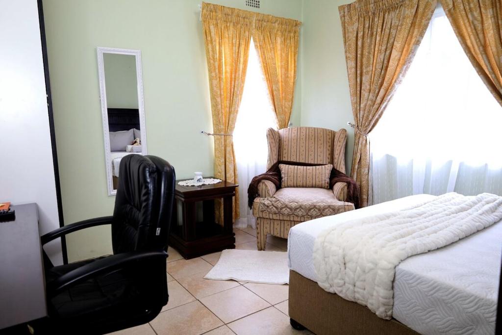 Μια τηλεόραση ή/και κέντρο ψυχαγωγίας στο Cozy Garden Cottage with Secure Private Parking