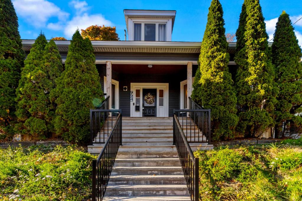 Κήπος έξω από το Spacious 4BR 2BA 3Parking Near DT & Parks