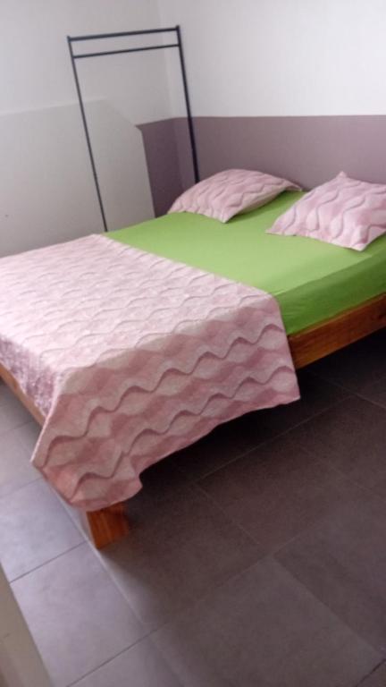 Postel nebo postele na pokoji v ubytování carrefour du gommier