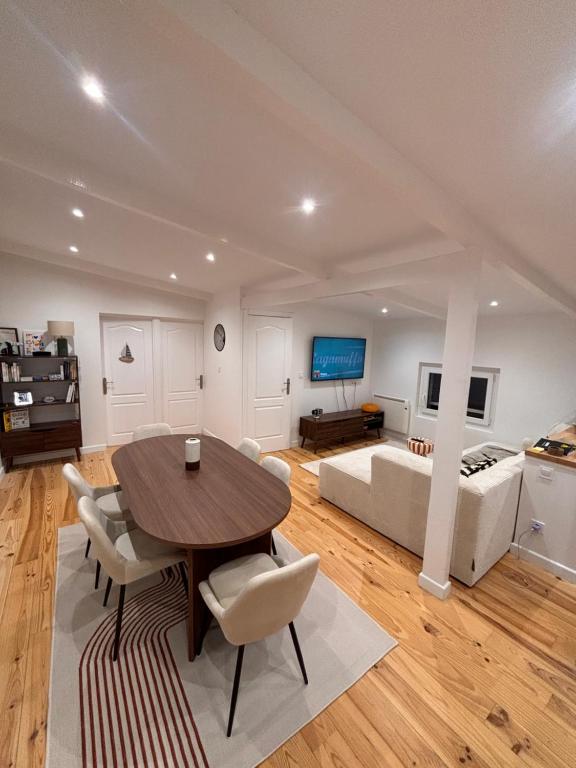a living room with a table and a bed at Superbe T3 lumineux à louer à Bidart, proche océan et centre ville in Bidart