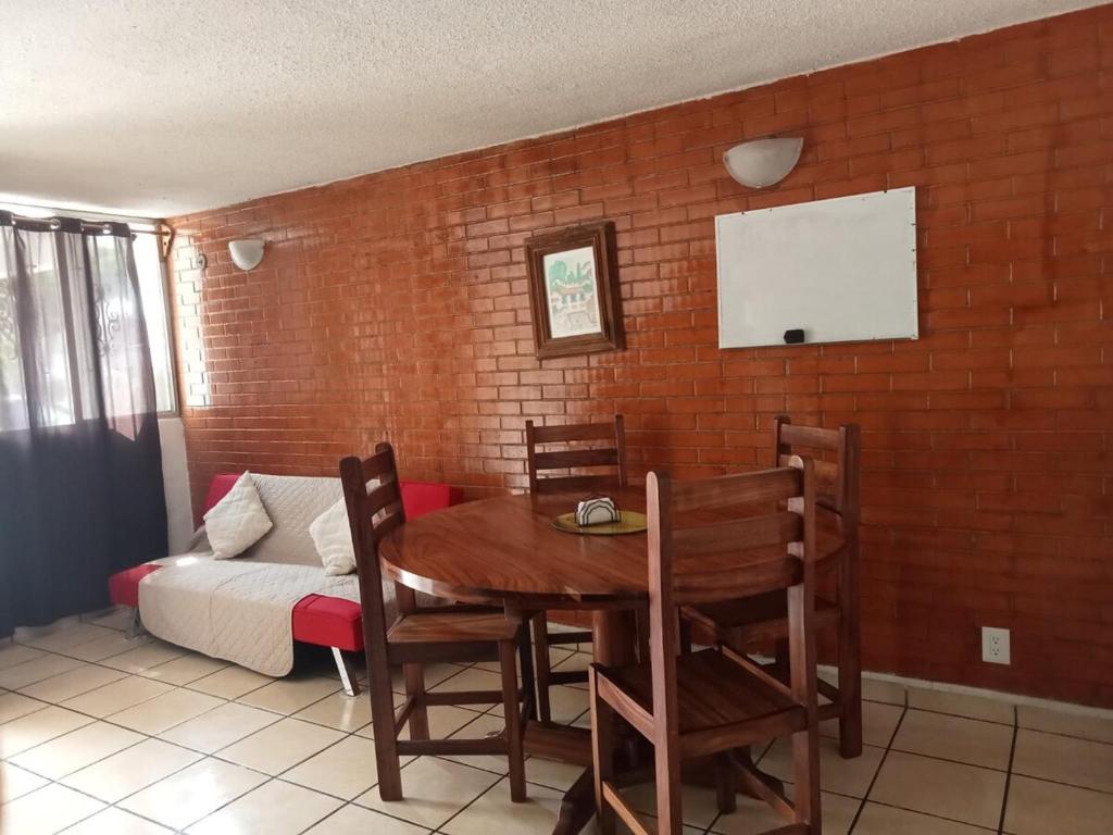 a dining room with a table and a bed at Loft Guelaguetza B in Santa Cruz Huatulco