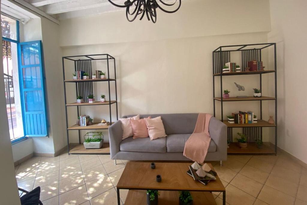 ein Wohnzimmer mit einer Couch und einem Couchtisch in der Unterkunft Casabel - Downtown Querétaro in Querétaro