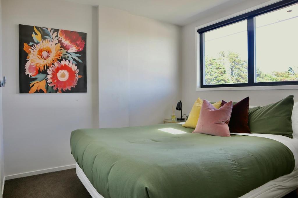 Rúm í herbergi á Manhattan Suite - Panoramic Views, Beach Access