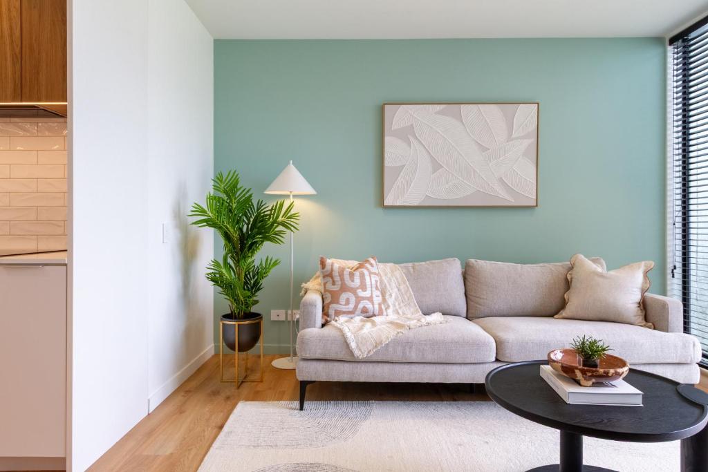 Posezení v ubytování 2 Bedroom with Carpark Overlooks Central East Frame