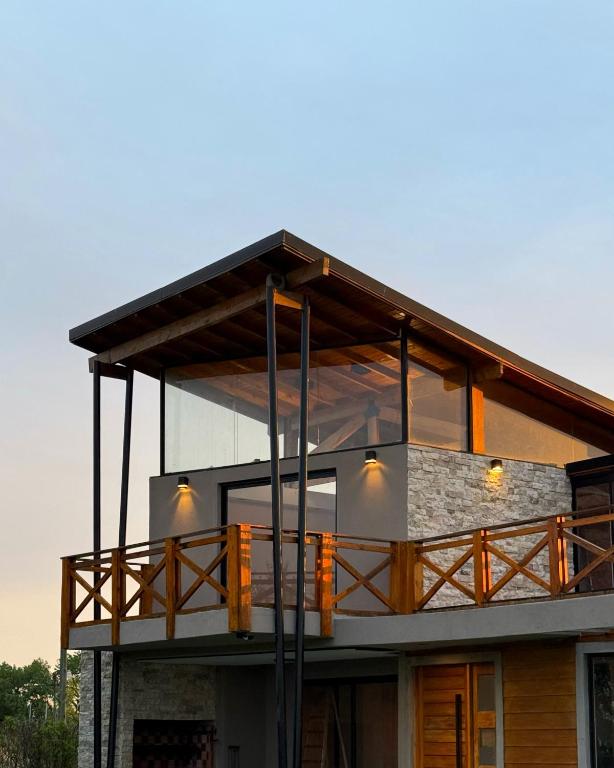 Balkón nebo terasa v ubytování Cabaña moderna frente al lago cerca de la playa