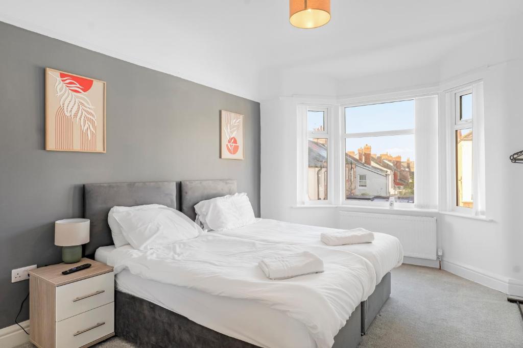 Una cama o camas en una habitación de 7-Bed Contractor House in Wallasey- free parking