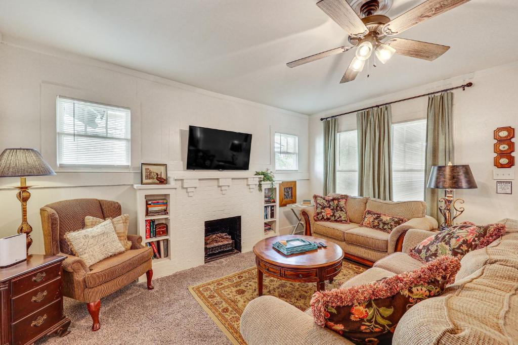 TV/trung tâm giải trí tại Less Than 1 Mi to Historic Dtwn Texarkana Charming Home!