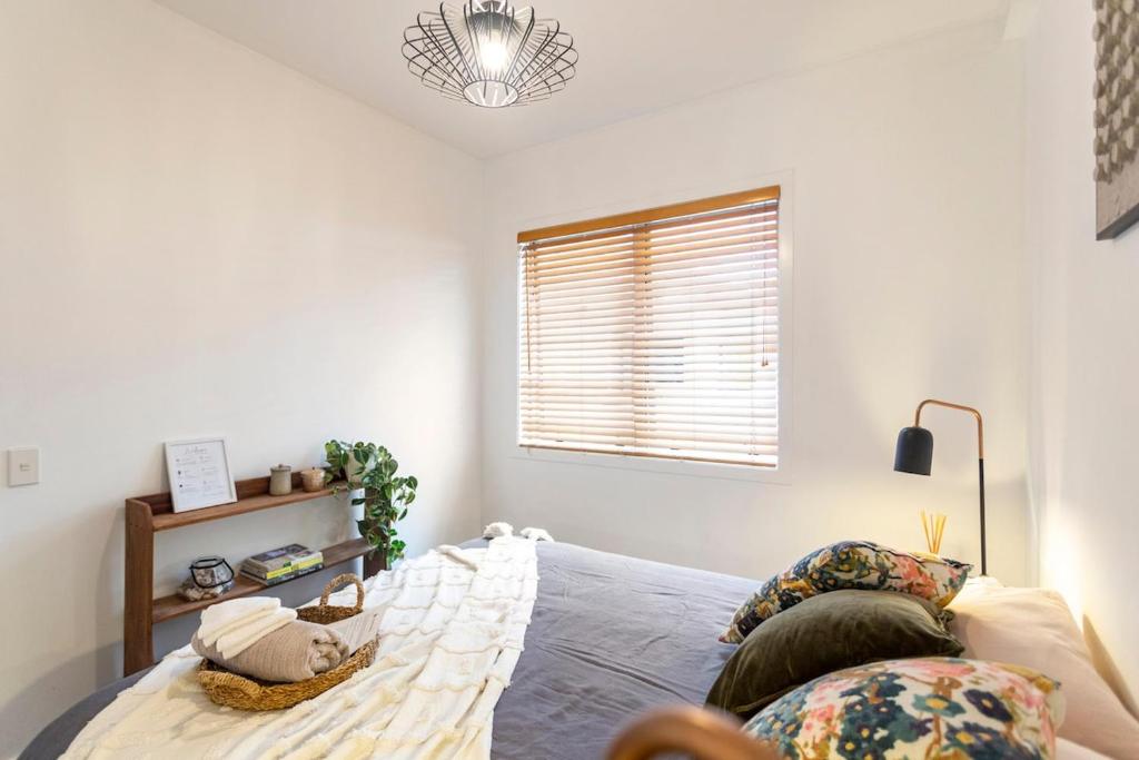 ein Schlafzimmer mit einem Bett und einem Fenster in der Unterkunft Stay at the heart of the city! in Auckland