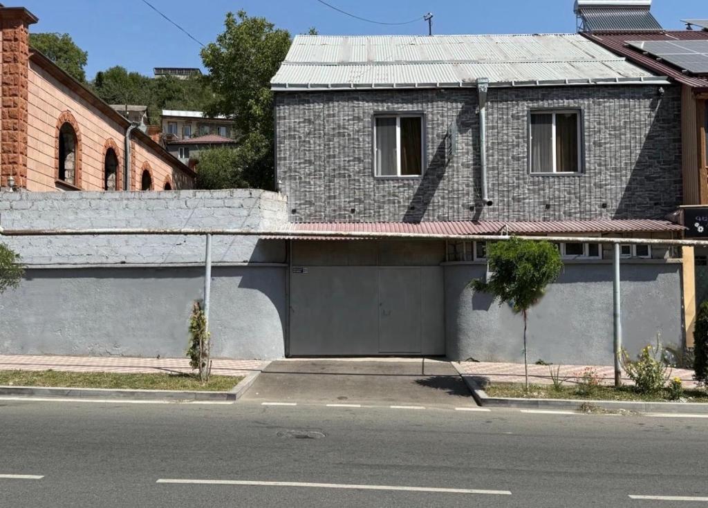 Το κτήριο όπου στεγάζεται  η παραθεριστική κατοικία