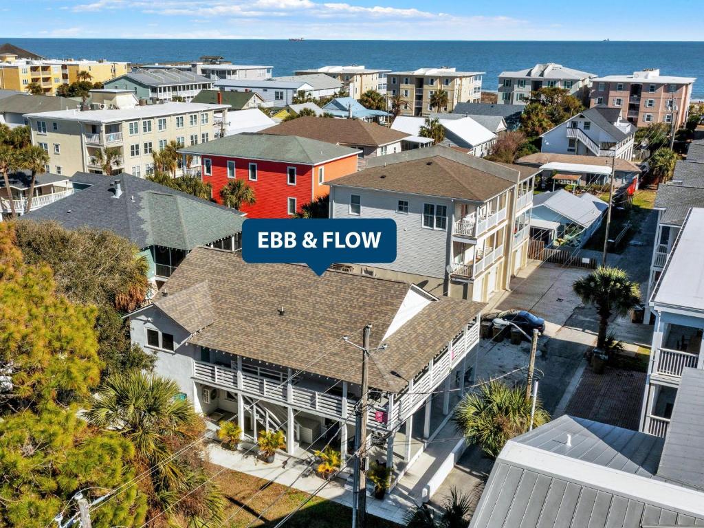 una vista aerea di una città con un cartello stradale di Ebb & Flow Apartment House a Tybee Island