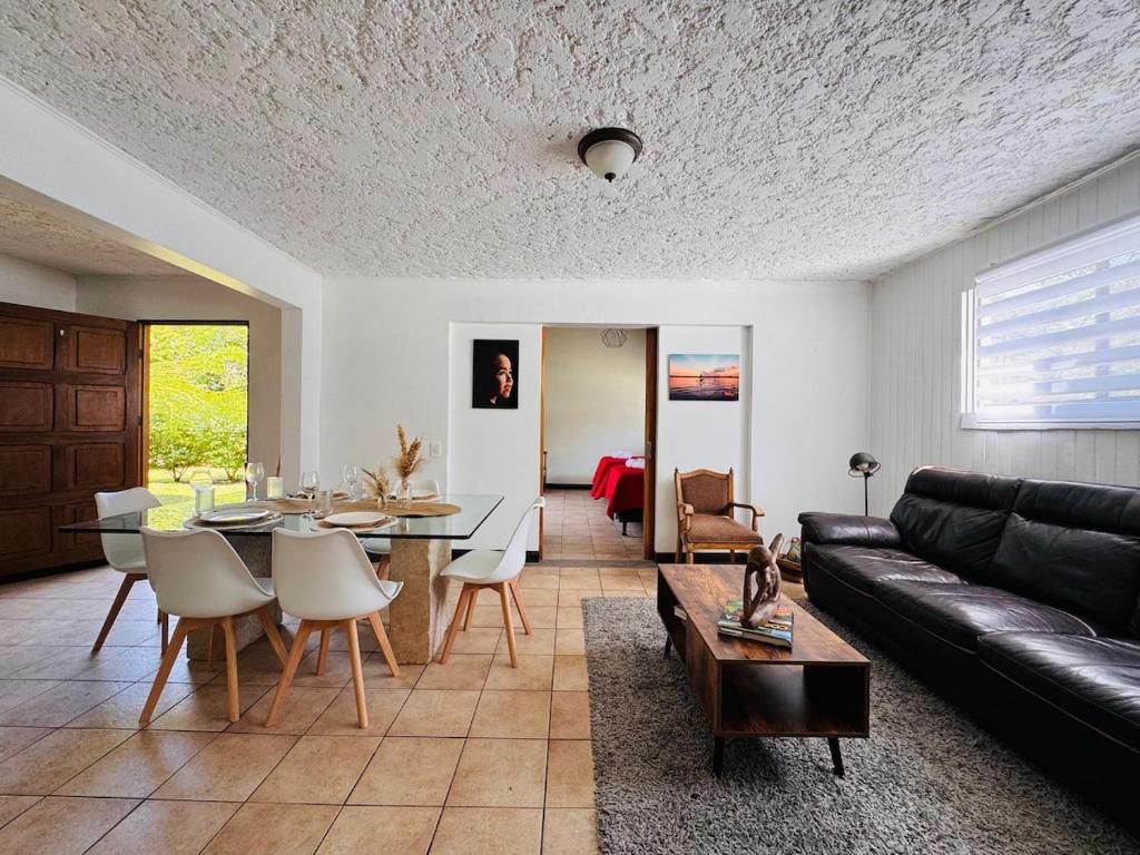 una sala de estar con un sofá y una mesa en Bonsai House, en Brasil