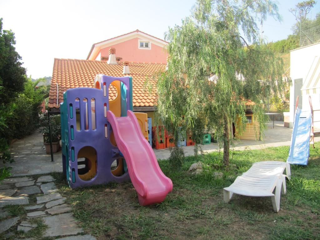 un parque infantil con un tobogán y una silla en Agriturismo Cele, en Celle Ligure