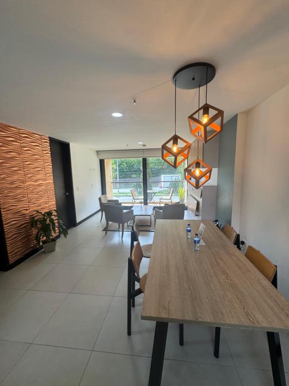 Khu vực ghế ngồi tại Hotel Rioverde Suite Cerca de Aeropuerto JMC