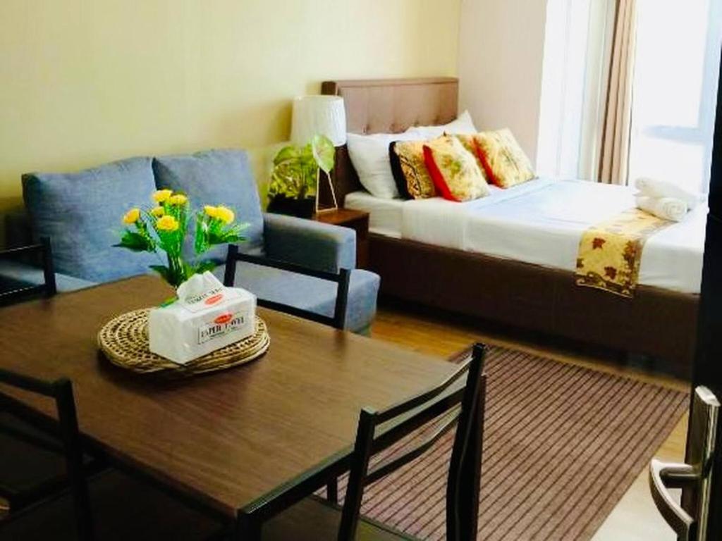 Ένα ή περισσότερα κρεβάτια σε δωμάτιο στο Walk to Abreeza Mall | Kitchen | Parking | Pool