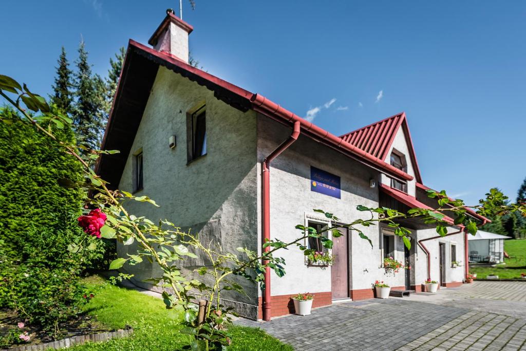 um edifício com telhado vermelho em Dom pod Różą em Rząska
