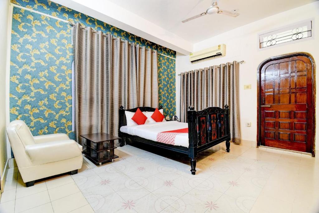 Un pat sau paturi într-o cameră la Hotel O The Dove Villa