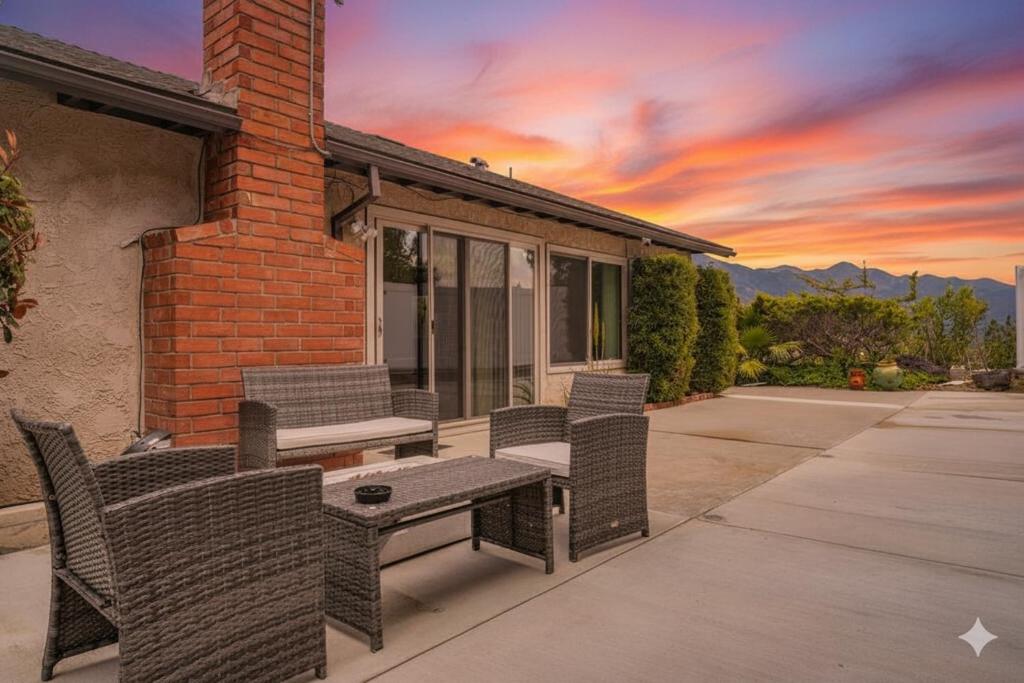 Nespecifikovaný výhled na hory nebo výhled na hory při pohledu z prázdninového domu