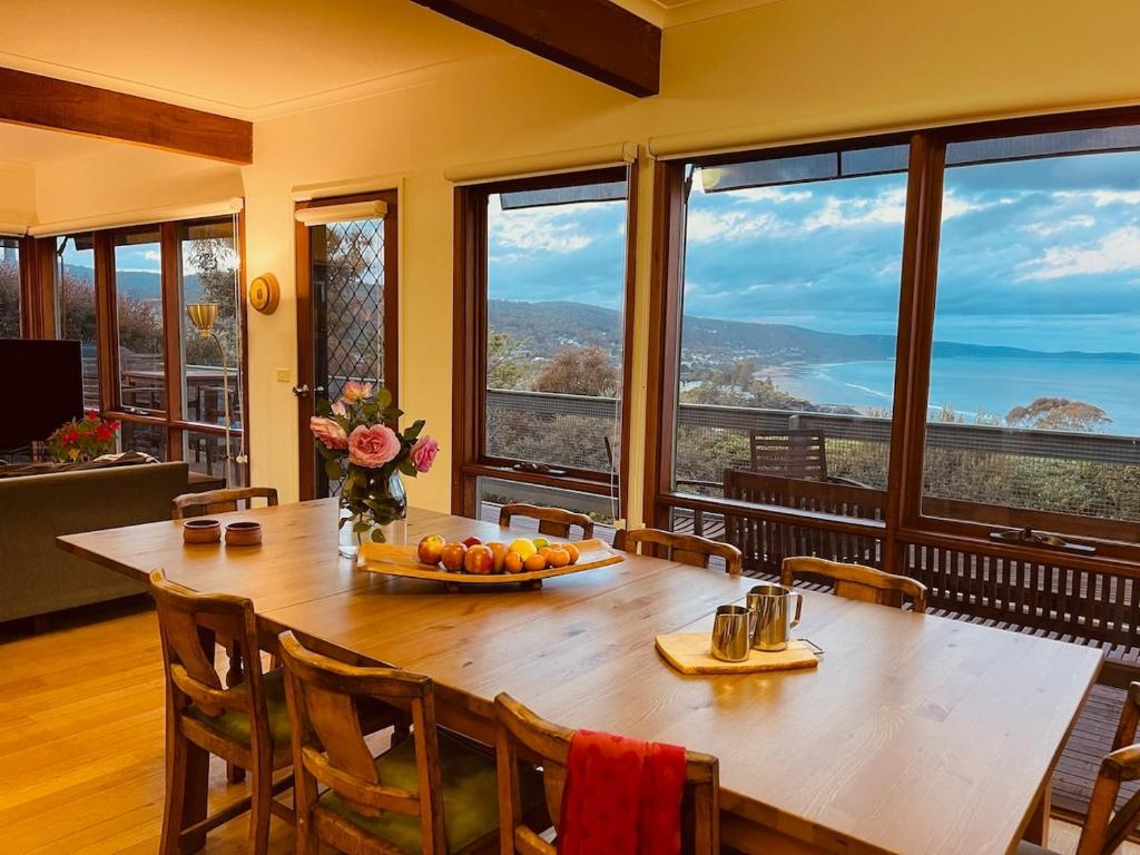 een eetkamer met een tafel met fruit erop bij Lorne Beach House in Lorne